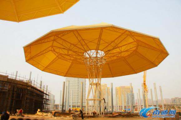 巨型黄伞现南通街头 直径52.8米属国内之最