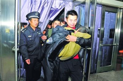 南京警方击毙绑匪救人续:家属疑是熟人作案