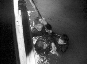 盐城醉汉不慎落水 零下4℃警民联手跳水救人