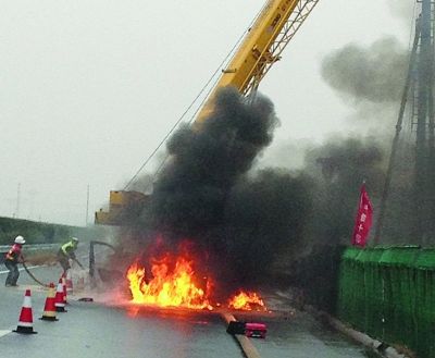 南京机场高速一商务车撞吊车后烧成空壳