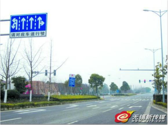 市民王先生报料称1月5日,他开车开到具区路时,发现这条路上好几处交通指示牌有问题,交通指示牌上指明能直行,而路面的指示线显示只能右转弯,到底该遵照哪个来?现在交规这么严格,要是因跟着错误的指示走而被扣分,就太冤了。 王先生说,具区路有好几处十字路口,都出现了交通指示牌和路面画的指示线不一致的情况,开车时一路战战兢兢的,幸好前面有车引路,要不就走错路了。他说,尽管有惊无险地经过了这一段路,但到现在他仍弄不懂当悬挂的交通指示牌和地面指示线不一致时,该按哪一个指示走。5日下午,记