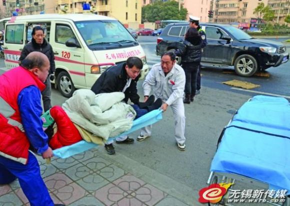 无锡一路口道路结冰 撂倒行人引发车祸