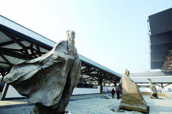 苏州火车站南广场竖8尊名人铜像 范仲淹居中