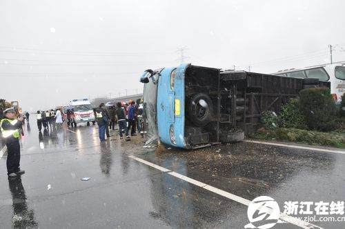 事故现场位于杭宁高速往杭州方向过良渚出口