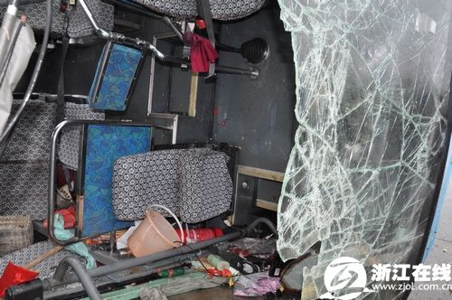 江苏香客组团赴杭州烧香遇车祸 致一死多伤