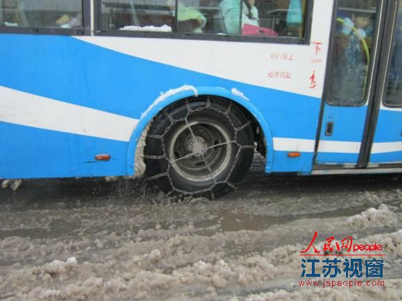 实拍雪后南京:公交车爆满 洒水车改铲雪