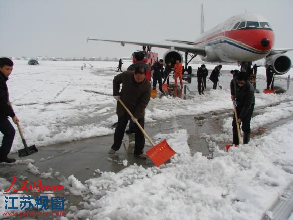 常州机场启动应急预案全力除冰雪保障运行