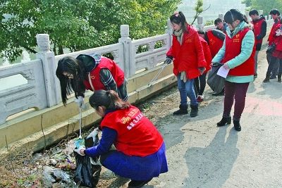 南京300余志愿者金川河边捡垃圾 最长者80岁