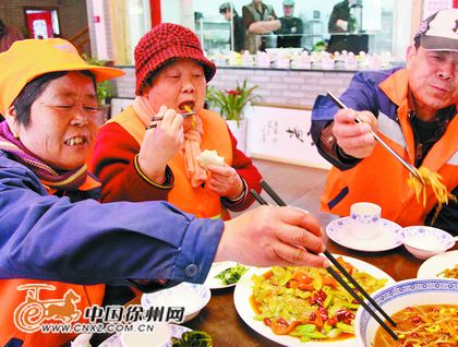 徐州一酒店老板为环卫工提供免费工作餐