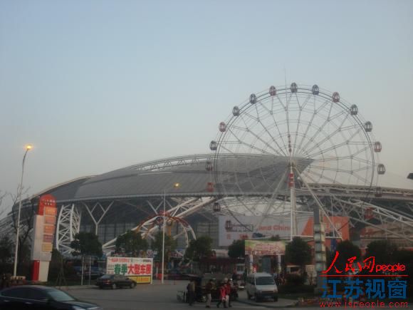 南通体育会展中心广场建游乐场被指非法占绿