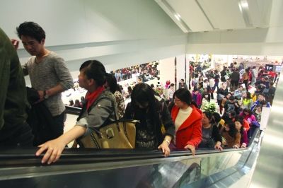 三八节南京新街口拥挤不堪 女同胞占男厕所