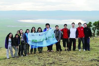 南京外国语学校8名中学生登顶非洲最高峰