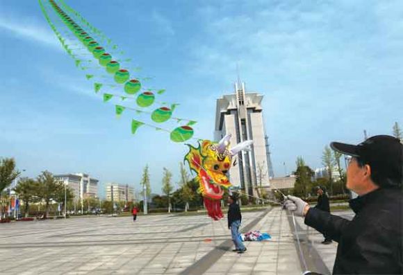 泰州最长风筝成功上天 将参加江苏全省比赛
