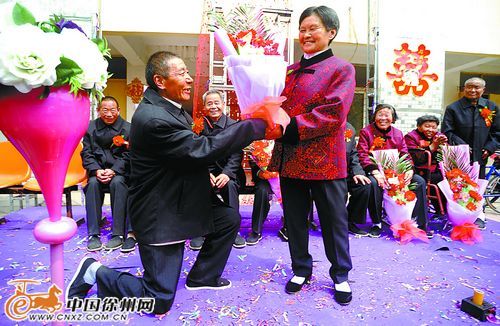 徐州丰县一养老院给5对老人举办集体婚礼