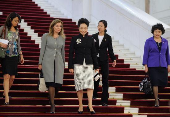 2013年4月25日,北京,习近平主席夫人彭丽媛与法国总统奥朗德的女友