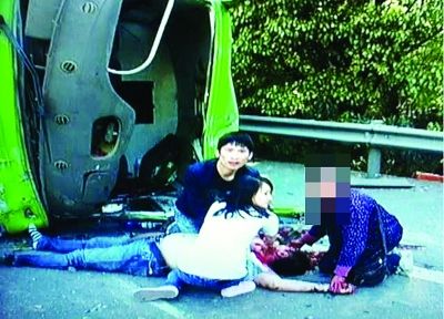宁马高速发生车祸 护士夫妻跪路边急救伤者