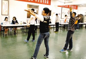 徐州600人面试男幼师 考生表演街舞的增多