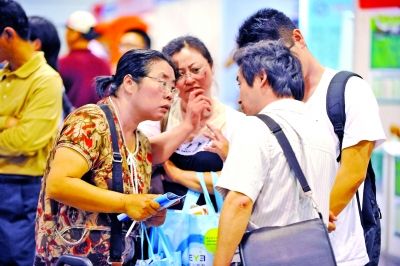 江苏高招咨询会七成家长为孩子考虑财经专业