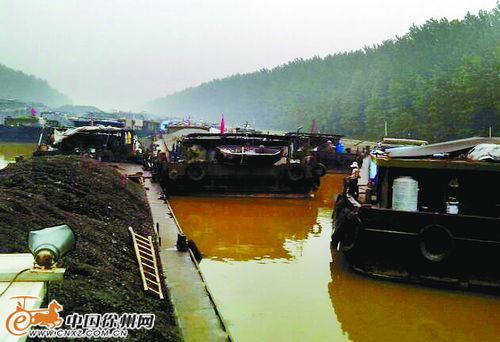 京杭大运河徐州段水位骤降多艘货船搁浅
