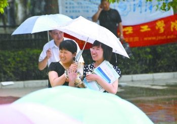 盐城首场高招咨询会举行 江浙沪高校受偏爱