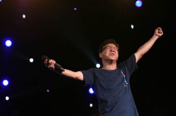 台湾歌手姜育恒南京演绎跟往事干杯