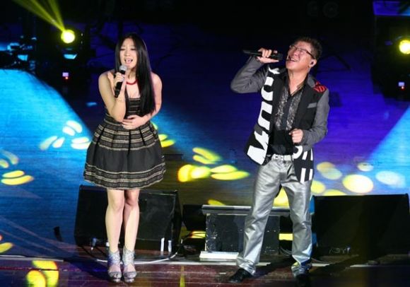 台湾歌手姜育恒南京演绎跟往事干杯