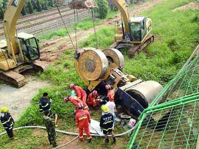 南京一工地压路机坠入3米深沟 两操作工身亡