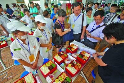 南京四城区中小学食堂招标 家长尝菜投票