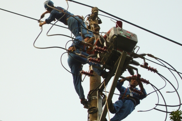 南京供电公司24小时抢修 保证老小区用电