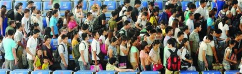 大量学生返校 苏州火车站学生客流明显增多