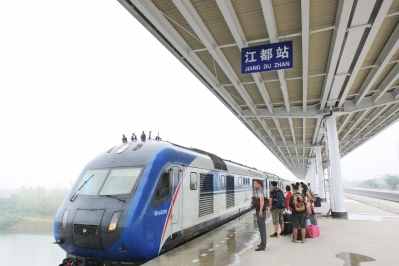 扬州江都火车站新站台启用 站台提高迎动车