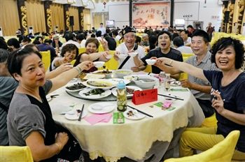 泰州溱湖八鲜美食节开幕 万人品蟹赏菊