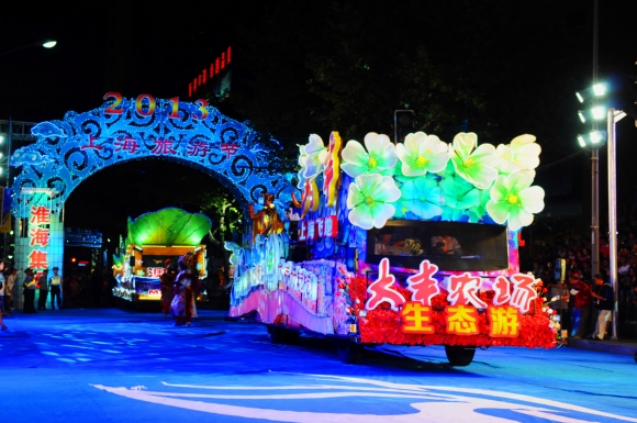 大丰花车亮相上海旅游节 展示麋鹿故乡形象