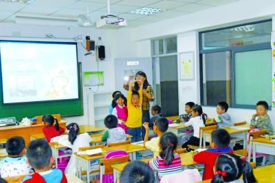 南京一小学来 新老师 100多位家长走进课堂