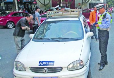 湖南残疾男无证驾驶轿车 从北京开到了南京