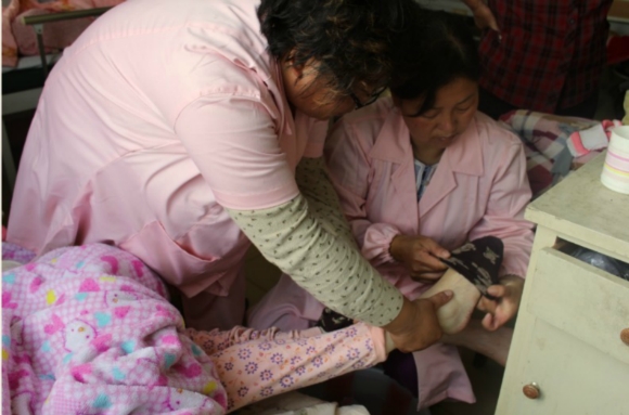 南通美丽心情志愿者义务护理瘫痪老人