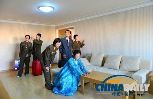 朝鲜运动员获新式住房 金正恩赠送高档沙发