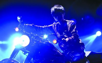 李宇春青岛演唱会酷炫十足 骑摩托上舞台