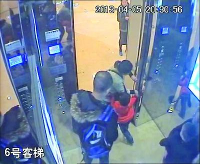 南京新街口一商场电梯门 咬手 14人被夹伤