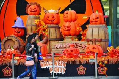 万圣节将至 南京卡通南瓜头摆上街头