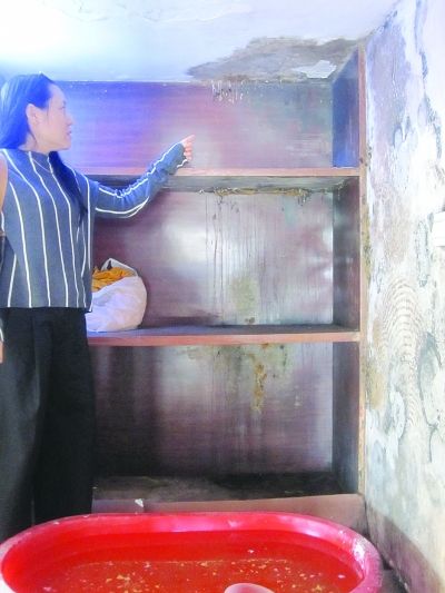 连云港住宅渗水三楼层被浸 申请维修要等1年