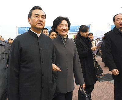 外交部长王毅夫人发起扶贫义卖 筹款300万元