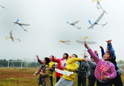 过千小将竞技连云港中小学生科技模型比赛