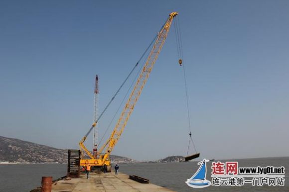 连云港海滨大道跨海大桥施工栈桥成功合龙