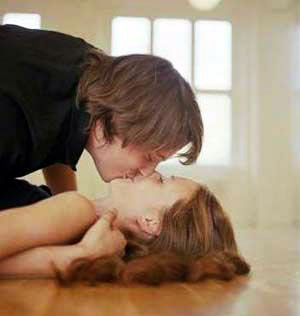 让她的乳房紧贴你的胸膛 男性最爱体位排行