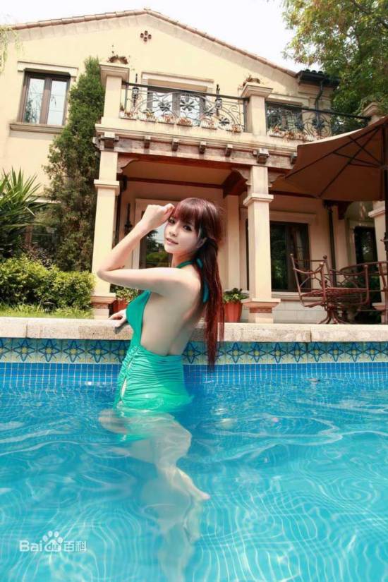 湖南农大校花泳池秀<em>大胸</em>美腿美艳也最清纯_江