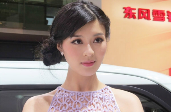车模性感瞬间:低头露酥胸撩<em>裙子</em>让你看个够_江