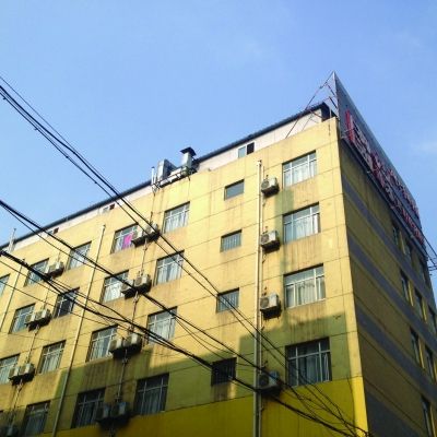 南京一酒店楼顶加盖简易房 系违建将被强拆