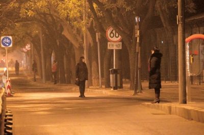 北京使馆区旁站街女部分为男性 树林里野战