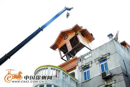 徐州城管拆楼顶违建:怎么吊上去给他怎么吊下